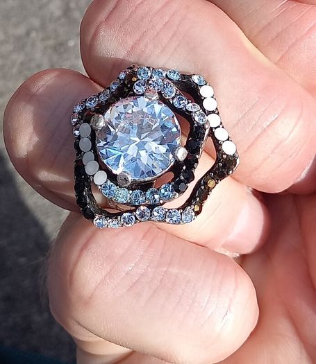 Vintage jewelry is sold individually for 5 to 10 euros