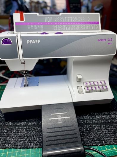PFAFF Select 3.2 Sewing Machine - IDT - Just serviced - Like new!