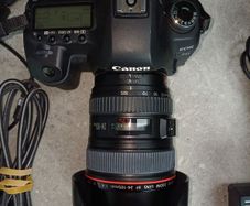 Canon EOS 5D Mark II + EF 24 - 105mm 1:4 L IS USM. Execellent condtion l. Fully ready setup