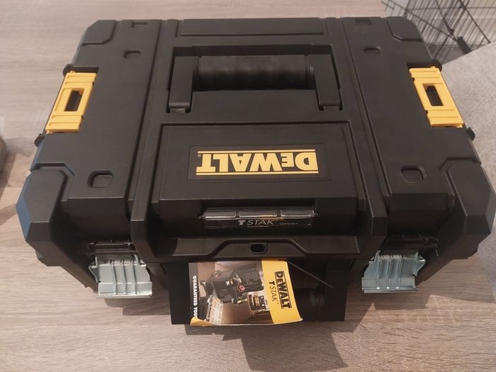 DEwalt. 18V XR Flex Volt 54v /9AH  batteries x 4 . DEwalt DCB/XR LI-ION  Fast Charger plus TSTAK box all are brand new