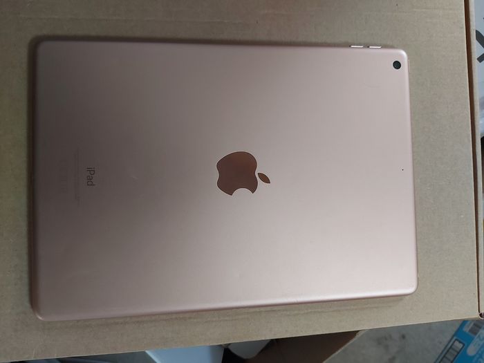 Apple Ipad 7th Generation, 32 GB, in very good cosmetic condition, Activation Locked to previous owner