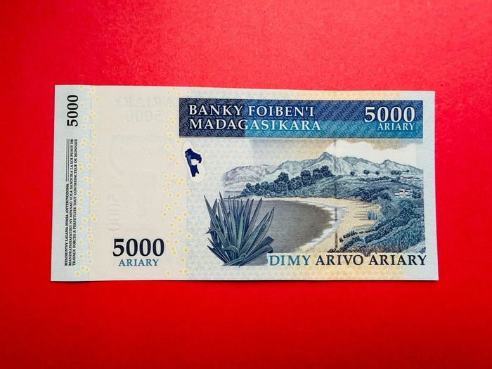 Madagascar. 5,000. Ariary.  ( UNCIRCULATED )OVERPRINT 2007 Pick 94a . Commemorative Issue.