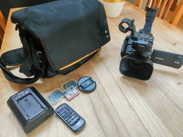 Canon XF100 Professional Camcorder with 10x HD Video lens, Compact Flash (CF) Recording