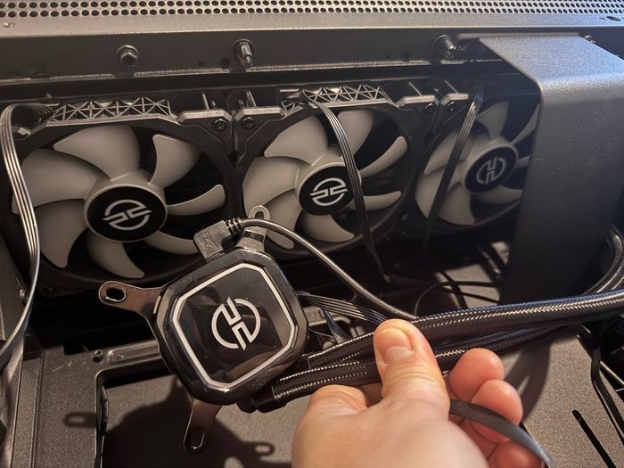 NZXT H710 case with water cooling and 1000w power