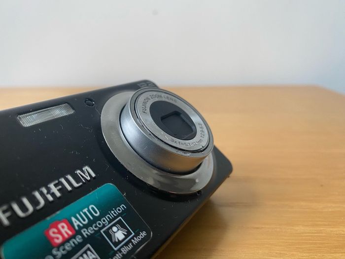 Fujifilm Finepix J30 Digital Camera 12.2 Megapixels ZOOM Issue FOR PARTS OR REPAIR