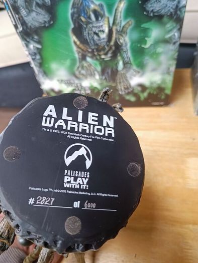 Aliens Warrior mini statue