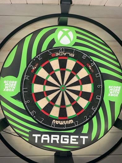 Winmau Blade 6 Dartboard + Limited Xbox Target Surround