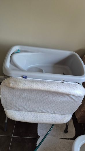 Chicco Cuddle & Bubble Comfort Baby Bath and Changing Table
