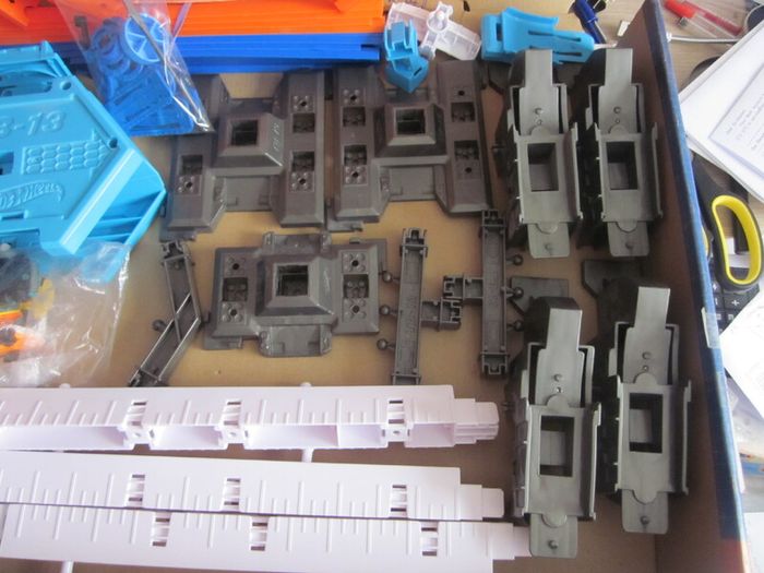 Hot Wheels Track Builder system 35+ Pieces.