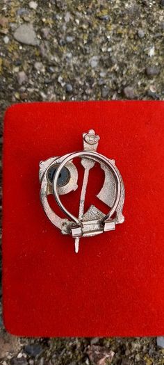 Vintage jewelry is sold individually for 5 to 10 euros