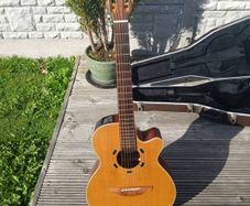 1998 Japanese Takamine EN30 C and original Hard case