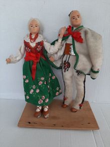 2 vintage dolls on wooden base