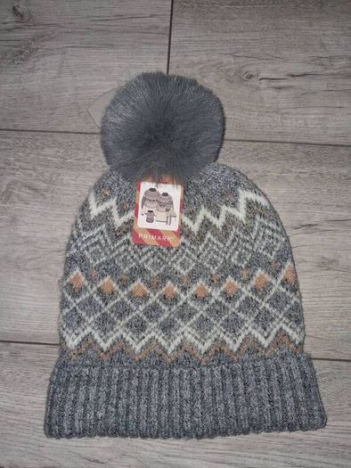 x2 Bundle - Brand New Primark Family Jumper - Size - XL - RRP - 16.00 & Brand New Tossle Hat - One Size - RRP - 5.00 = 21.00