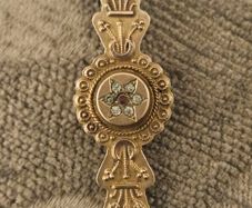 Antiquitie Victorian-style 9c Gold Broach.