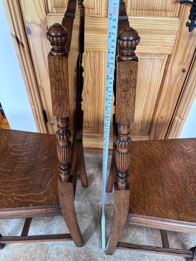 A charming pair of late Victorian carved oak Hall chairs richly modelled,  Cirka 1890's.