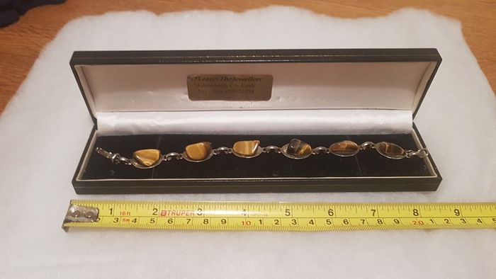 tiger eye bracelet,,good condition,buyer collects or pays postage, thank you, take as is,see pictures for condition