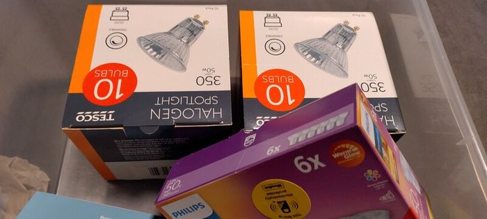 Lots ofGU10 light bulbs