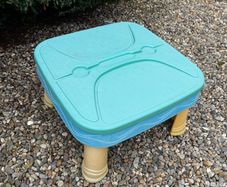 Child sand and water box