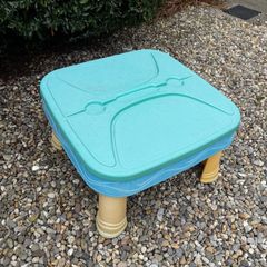 Child sand and water box