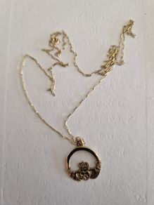 9ct claddagh pendant