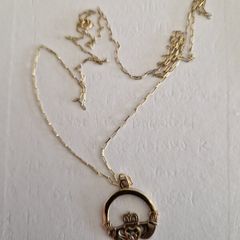 9ct claddagh pendant