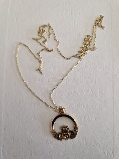 9ct claddagh pendant