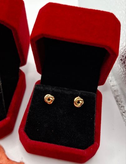 Selection of 9ct gold stud earrings
