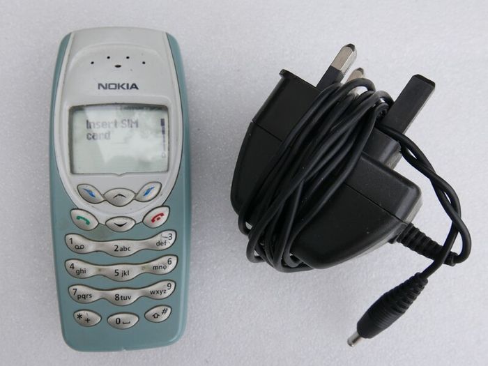 Vintage Nokia 6410 and charger