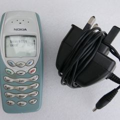 Vintage Nokia 6410 and charger