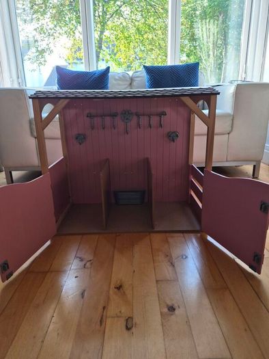 Generation doll stables and horse