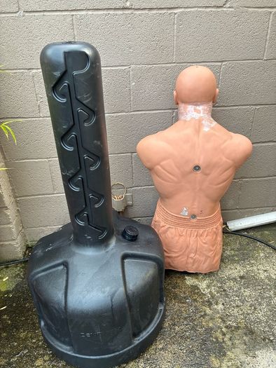 freestanding punchbag kick