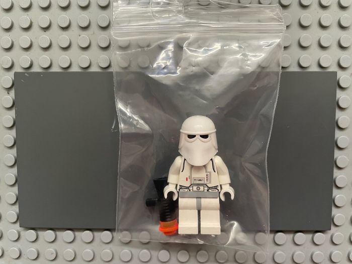 lego Star Wars sw0101 Snowtrooper minifigure, Light Gray Hips, White Hands