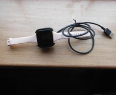 fitbit versa 2 and charger Dock faulty