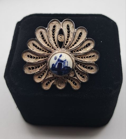 Vintage signed Delft filigree brooch