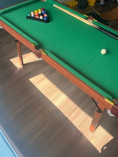 Mini pool table