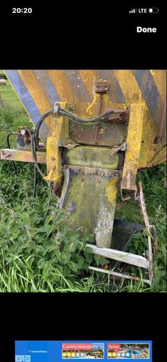 Road gritting body