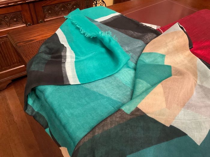 SAMOON BARGAIN PRICE. New Light Weight Scarf In Jade Green Dark Navy Beige And White .length Is 180 Cm