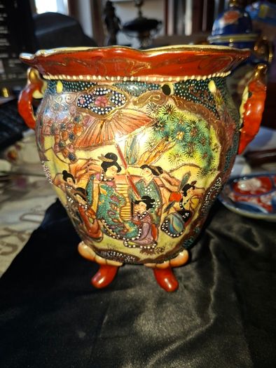 Beautiful Vintage Chinese Satsuma Style Footed Planter Moriage Geisha Cachepot Jardiniere,. Add a touch of classic Hollywood Regency flair to your home