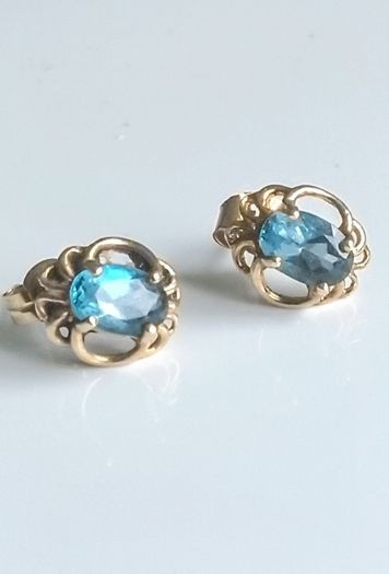9ct gold topaz stud earrings