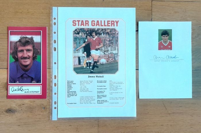 Manchester United Autographs - 1977 FA Cup Winners