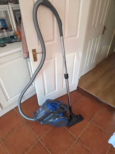 Vacuum Cleaner 750W
