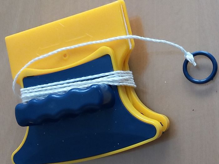 Double sided magnetic glass cleaner
