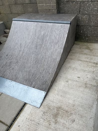 skateboard & scooter ramp