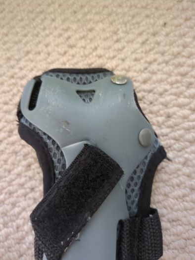 skateboard or rollerskate pads children