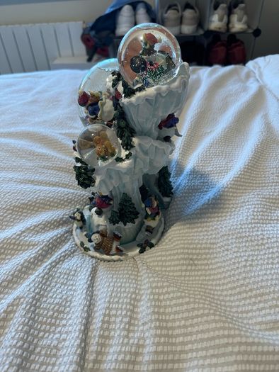 Christmas Snow Globe - plays music
