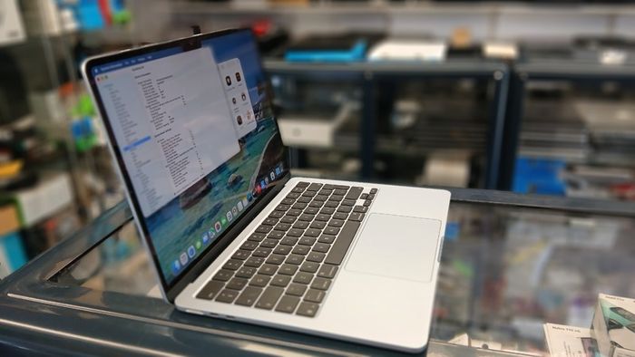Apple 2025 MacBook Air 13-inch Laptop with M4 chip: Built for Apple Intelligence, 13.6-inch Liquid Retina Display, 16GB Unified Memory, 256GB SSD Storage