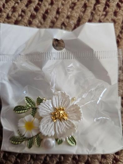 Brand New Fashionl Pearl Brooch