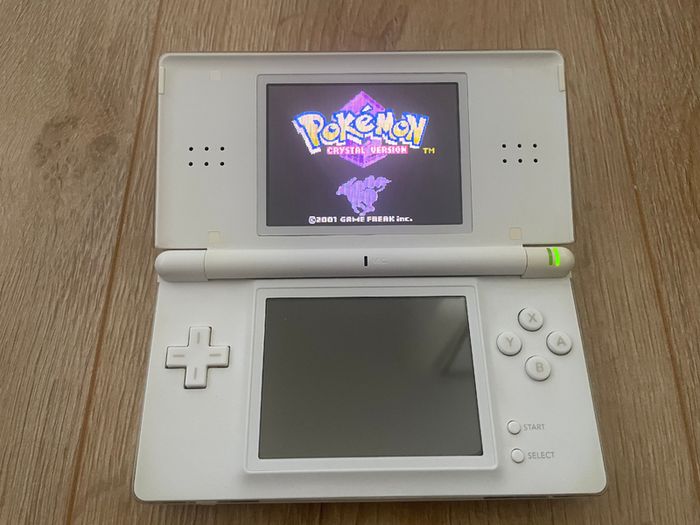 Modded Nintendo DS Lite crystal white USG 001 boxed with manual with Flash Card 32gb with Games and retro games (Neo Geo, Nes, Gameboy Color, Atari.