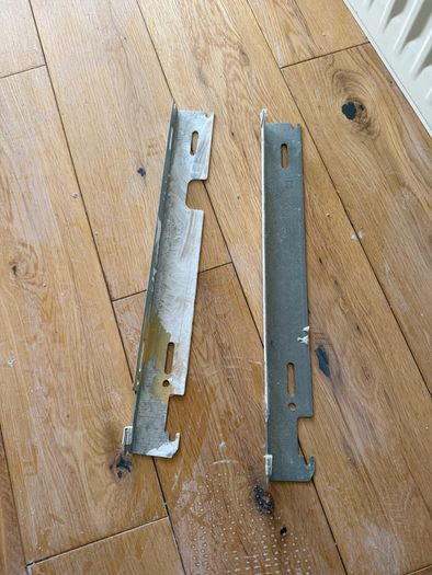 130cm white radiator with brackets