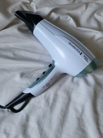 REMINGTON Shine Therapy hair dryer